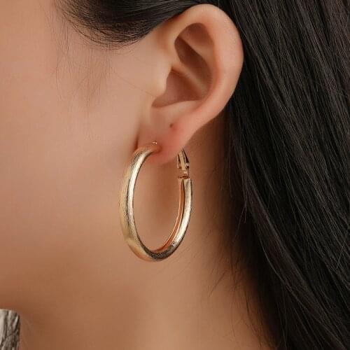 European and American fashion circle earrings exaggerated metal thread earrings trend catwalk street shot earrings