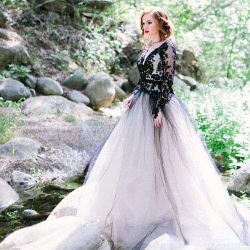 Black And White Vintage Wedding Dresses Western Country Style V-Neck Backless Illusion Long Sleeves Gothic Bridal Gowns