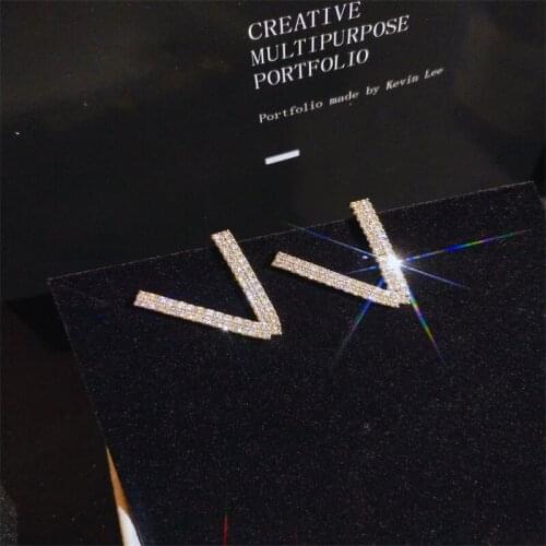 New Arrivals Exquisite Stereoscopic Letter "V" Pattern Stud Earrings for Women Inlaid Full Shiny Crystal Zircon Earrings Jewelry