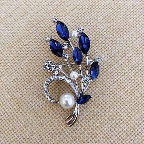 Lovablegirls Leaf Crystal Pearl Brooch Female 2021 Fashion New Jacket Pin Popular Temperament Sweet Clothing Accessorie