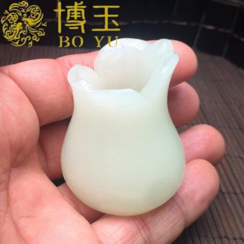 Boutique fine jewelry Carved design of natural Afghan white jade vases and small ornaments