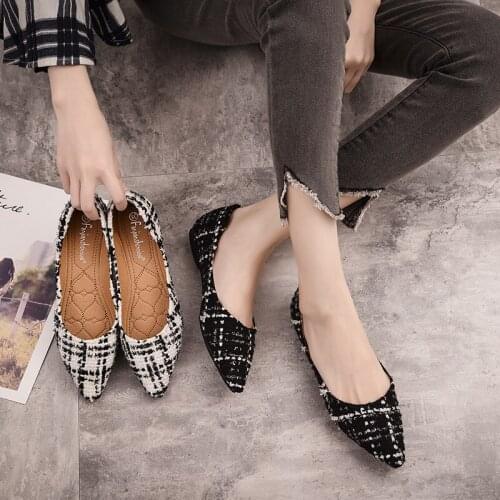 Single-shoe womens 2021 autumn new pointed flat shoes light mouth soft-soled bean shoes casual large size womens shoes