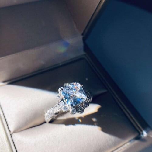 Vintage white zircon Rose Petal Ring for women Luxurious white Zirconia Group Inlaid Moissanite zircon Ring Wholesale