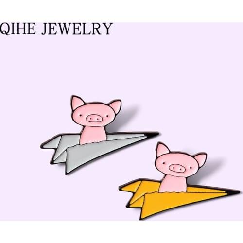 Adorable Pink Pig Paper Plane Enamel Pin Funny Piggy Flying Animal Lapel Pin Badge Cartoon Badge Wholesale Gift For Friends Kids