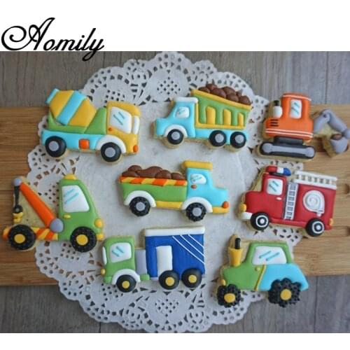 Aomily 8pcs/Set Cartoon Vehicles Plastic Cookies Mould DIY Handmade Biscuit Chocolate Mould Fondant Cake Baking Decorating Tools