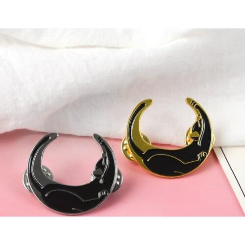 Cat Crescent moon Enamel Pin Cute Animal Stretch Cat Brooches Witchcraft Lapel pins Black Wicca Jewelry Pins for Witches