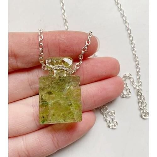 Natural Peridot Crystal Beads Orgone Pendant Energy Necklace Olivine Tumbled Stones Chips Stone Bottle Resin Necklace 1pc