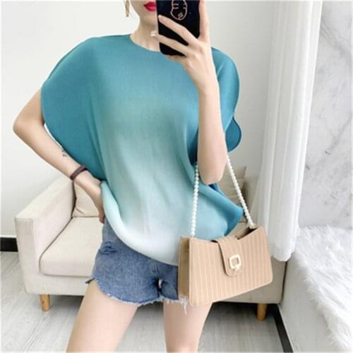 Miyake pleated tops T-shirt women loose bat shirt 2021 summer new gradient color T shirt round neck fashion womens top women