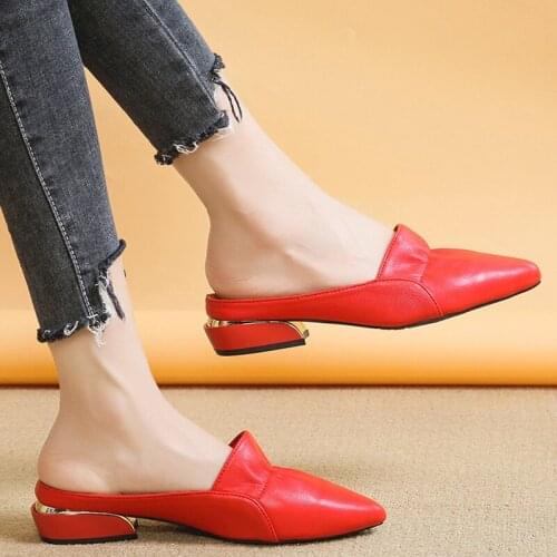 Pu Leather Low Heel Mules Shoes Women Pointed Toe Pleated Slippers Summer Outdoor Fashion Half Slippers Women Sandals 2021