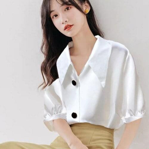 The new womens summer design sense V-neck gas short-sleeved small shirt loose shirt thin