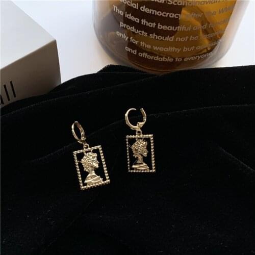 Retro INS Gold Portrait Relief Baroque Earrings Minority Design Abstract Personality Pendant Earrings Fashion Earrings Jewelry