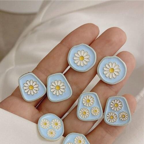Origin Summer Sweet Vintage Enamel Daisy Daisy Earring for Women Cute Irregular Geometrical Metallic Earring Jewelry Pendientes