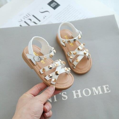 Girl Fashion Rivets White Shoes Childrens Soft Casual Roman Shoes Summer New Girl Casual Beach Shoes Baby Kids Pu Sandals 2021