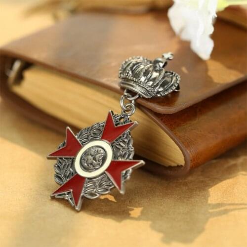 Clothes Buckles Brooch Women And Men Brooches Crown Queen Medal Badge Corsages Hijab Pin Women Hats Scarf Suit Brooch