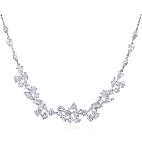 Bettyue Ingenious Flower Modelling White Color Adjustable Necklace Cubic Zircon Charming Dress-up For Women&Girls In Banquet