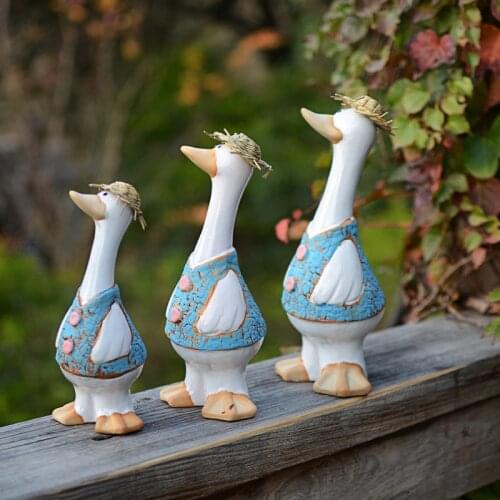 Animal Garden Statue Set of 3 Porcelain Duck Rural Ornament Ducks in Straw Hat Looking up at Sky Funny Home Lawn Decor GQ