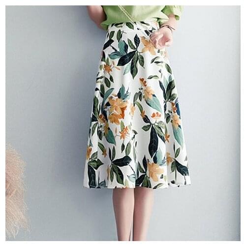 The green dress is a two-piece set of womens summer new short-sleeved chiffon shredded flower skirts pleated maxi skirt
