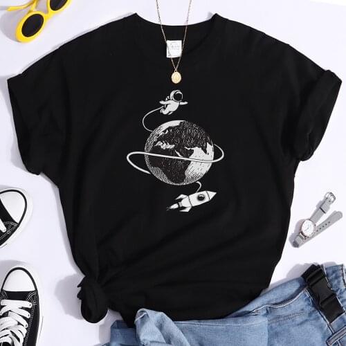 Astronaut Travels In Space womens T Shirt Fashion Basic Top Oversized T Shirts Harajuku Tee Summer Spring Street Womens T-shirt