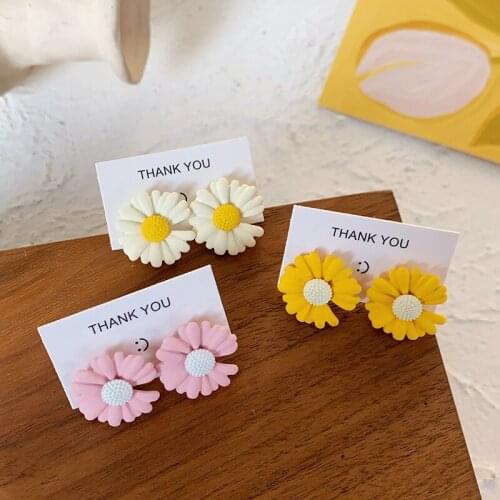 Yello Small Daisy Clip Earrings Painted Flower Ear Studs For Women Girls Temperament Cute Ear Clip without Pierced Ears Gifts