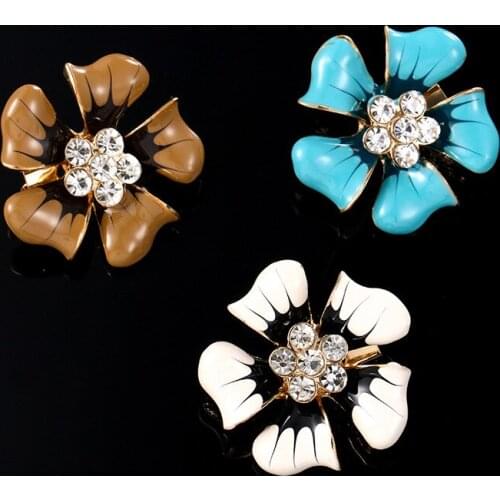 Vintage Enamel Pearl Brooch Fashion Plant Flower Suit Pin Rhinestone Inlaid Badge Fashion Wedding Party Womens Jewelry Brooches