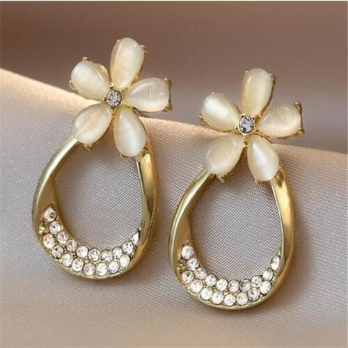 Temperament Female High Quality Crystal Flower Earrings Womens Wedding Gold Stud Earrings Romantic Ladies Jewelry Gifts