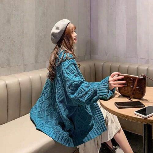Cherry red cardigan 2021 autumn and winter Korean version of lazy wind coarse twist horn buckle jacket for womens outer wear
