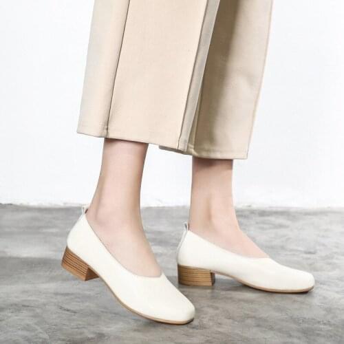 Square head retro thick heel 2020 spring new middle heel shallow match Korean edition flat heel womens single shoes