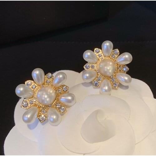 New Hot Brand Woman Jewelry Ladies Pearl Pearl Bow Earring Classical Style Fashion Luxury Black Earrings Wedding Winter Jewelry