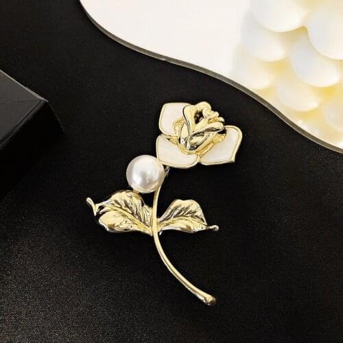 Elegant Fashion Rose Brooch Imitation Shell Pearl Flower Brooch Noble Joker Coat Suit Brooch Wedding Banquet Women Jewelry Gifts