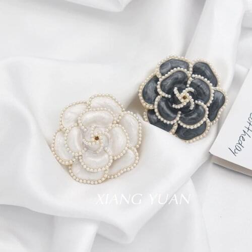 2021 Popular Luxury Design Camellia Pearl Brooch For Woman Wedding Collar Buckle Clothing Accessories Brooch Gift For Girls