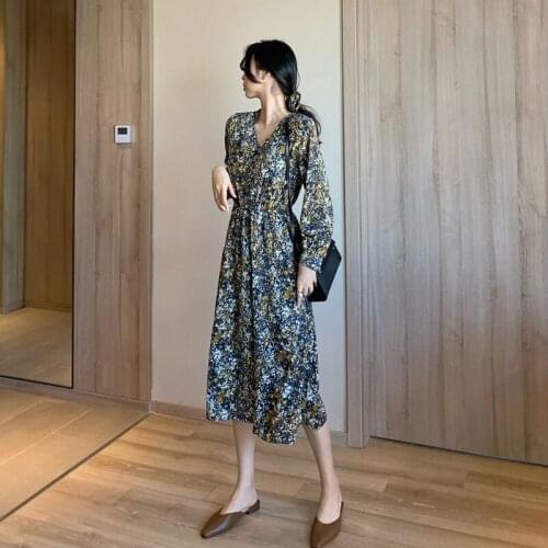 2021 Autumn high-end gentle atmosphere elegant Chiffon marble V-neck dress with slim waist, literary retro net Red Printed skirt