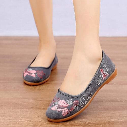 Women 2021 Rubber Sole Mother Wear National Soft Flat Bottom Womens Shoes Work Shoes Breathable Embroidered Shoes