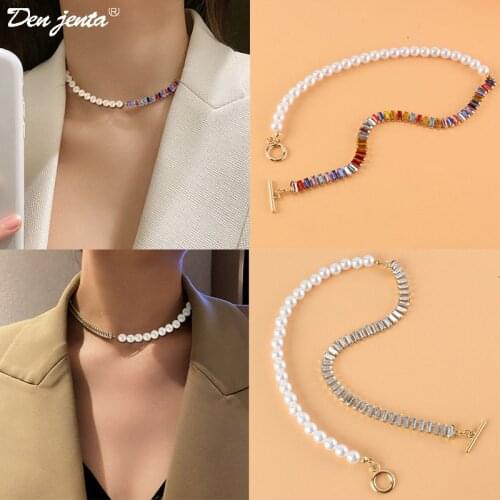 Den jenta Chokers On The Neck