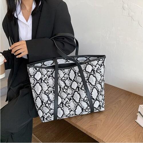 Vintage pu Leather Snake Pattern women Handbags Female designer Zipper Shoulder bag Large Capacity Lady Zipper Travel Bags