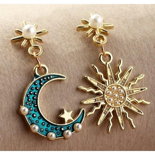 2021 Wholesale Simple Creative Metal Asymmetrical Sun Moon Earrings Bohemian Girl Holiday Party Jewelry Accessories