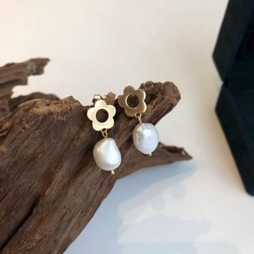 Silvology 925 Sterling Silver Freshwater Pearl Flower Earrings Elegant Daisy Luxury Stud Earrings for Women 925 Festival Jewelry