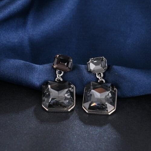 2018 Fashion cute crown shiny geometric regular earrings fashion party, holiday and birthday gifts