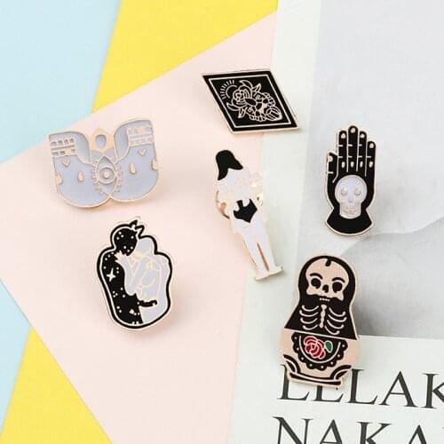 Gothic Women Brooch Skeleton Couple Skull Hand Metal Enamel Pin Button Badge Jackets Shirt Backpack Lapel Pins Punk Jewelry Gift