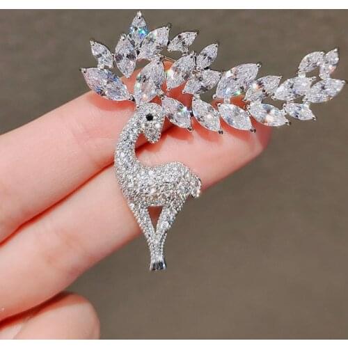 Exquisite Luxury Deer Brooch Unusual Elk Christmas Jewelry Full Inlay Shiny Crystal Zircon Womens Party Fashion Birthday Gifts