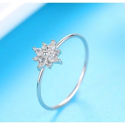 Fashionable Zircon Sun Flower Silver Color Ring Simple and Stylish Snowflake Ring Jewelry Anniversary Female Gift