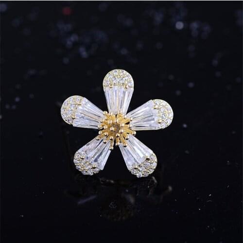 Korean Cute Mini Gold Silver Color Daisy Brooches Pins for Women Daily Shirt Party Dress 2021 New Creative Small Flower Brooch