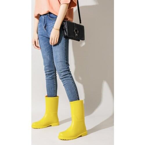 Rain Boots Womens Outer Wear Japanese Rain Boots Summer Mid-Calf Lightweight Cute Womens Rain Shoes New Non-Slip Rubber Shoes