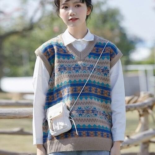 2021 spring and autumn fashion new Korean version loose short v-neck knitted vest women sleeveless stitching pullover