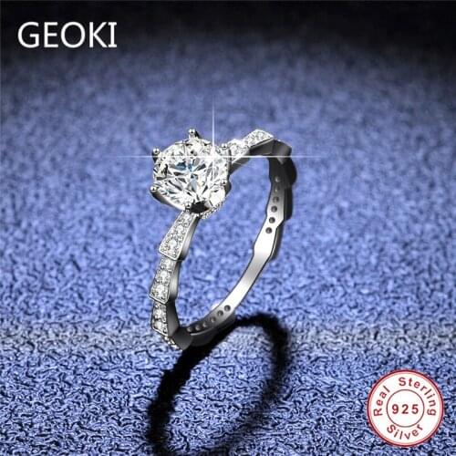 Geoki 925 Sterling Silver 1 Ct Round 6 Prong Perfect Cut D Color VVS1 Moissanite Engagement RIng Women Luxury Diamond Ring