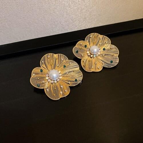Vintage Pearl Zircon Inlaid Gold Color Hollow Petal Big Geometric Flower Stud Earrings for Women Exaggerated Piercing Earrings
