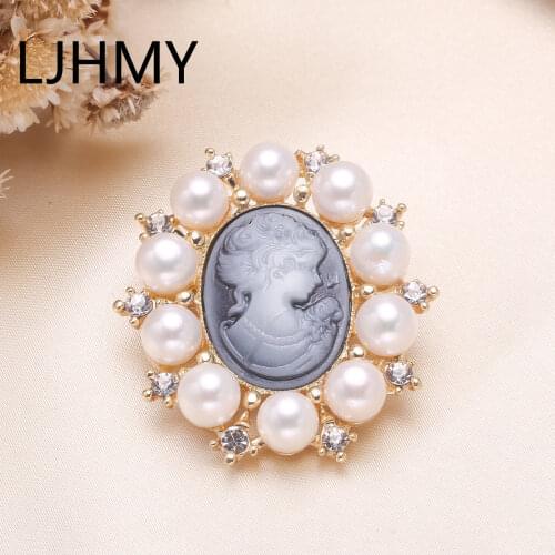 Rhinestone Vintage Lady Cameo Brooch Pin with White Natural Freshwater Pearl Christmas Gifts for Women Enamel Pin and Brooches