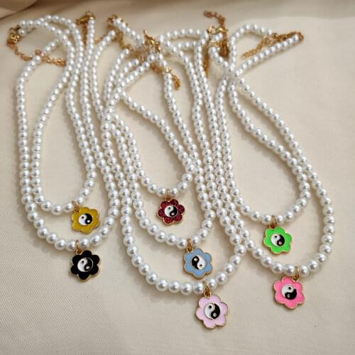 JUST FEEL Elegant Imitation Pearl Choker Necklace for Women Gold Color Metal Enamel Yin Yang Flowers Pendant Necklace Jewelry