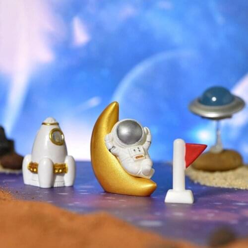 Resin Astronaut Figurines Fashion Spaceman Astronaut Decor Eye-catching Heart Holding Cake Topper Miniature Astronaut Decor