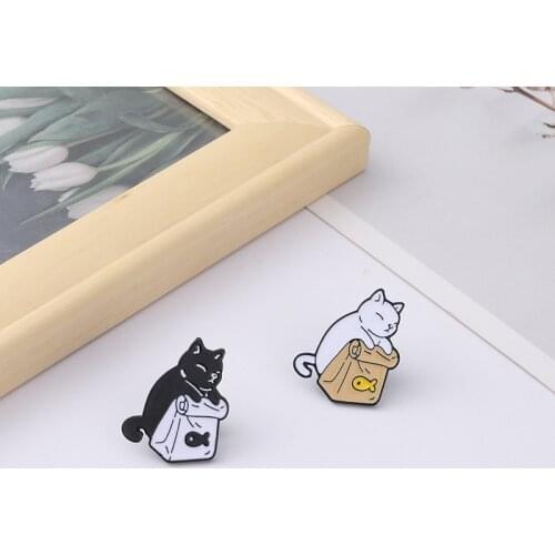 Couple Black and White Cat Badge Cat Food Fish Brooch Cat Carrying a Bag Brooch Cute Alloy Backpack Badge Funny Bag Clothes Pins