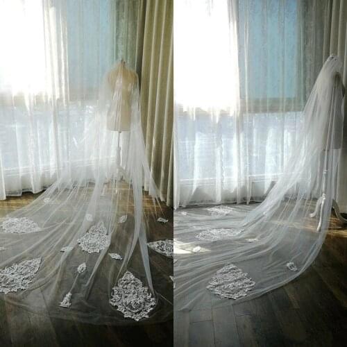 2020 New Cheap Bridal Veils White Ivory Cathedral Length Lace Crystal Appliqued One Layer Bridal Wedding Veil with Combs